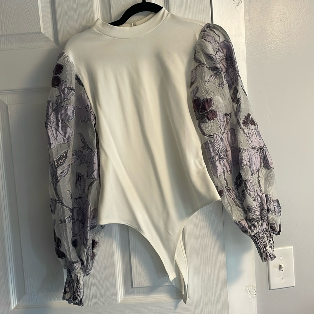 Flat White body suit with purple floral puff sleeves NWT